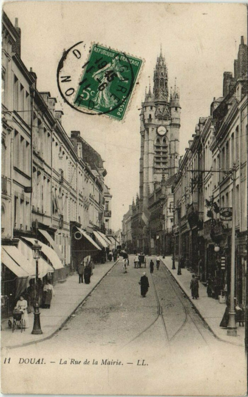 Carte postale ancienne Douai - La Rue de la Mairie à Douai