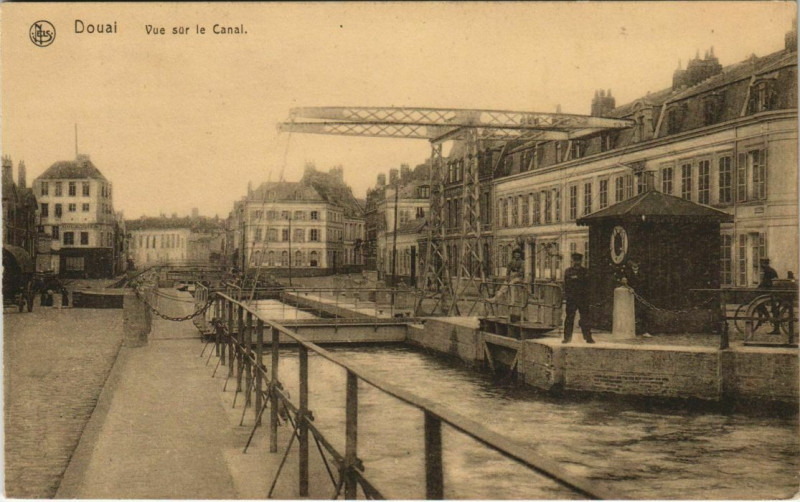 Carte postale ancienne Doual - Vue sur le Canal