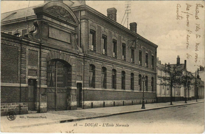 Carte postale ancienne Douai - L'Ecole Normale à Douai