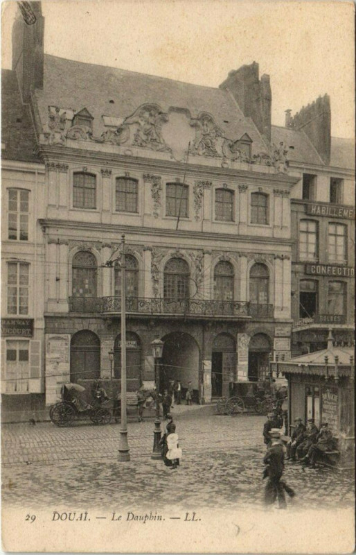 Carte postale ancienne Douai - Le Dauphin à Douai