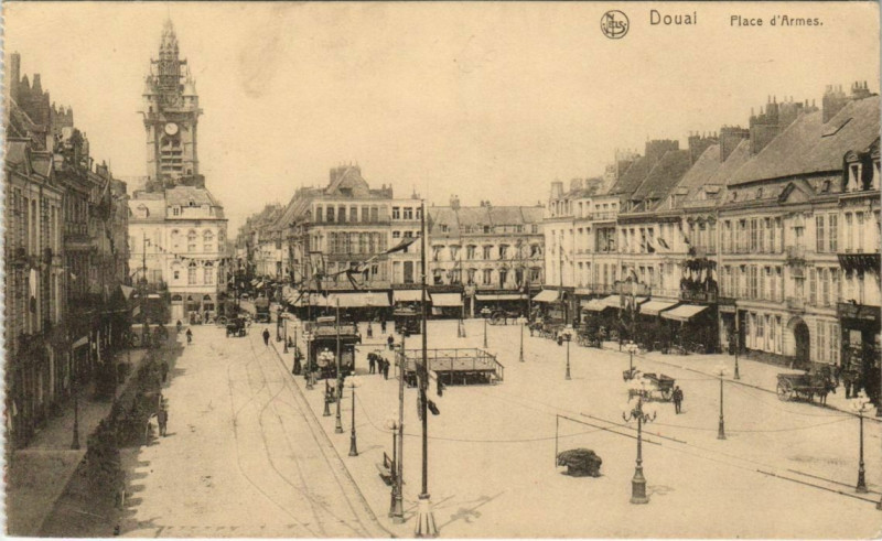 Carte postale ancienne Douai - Place d'Armes à Douai