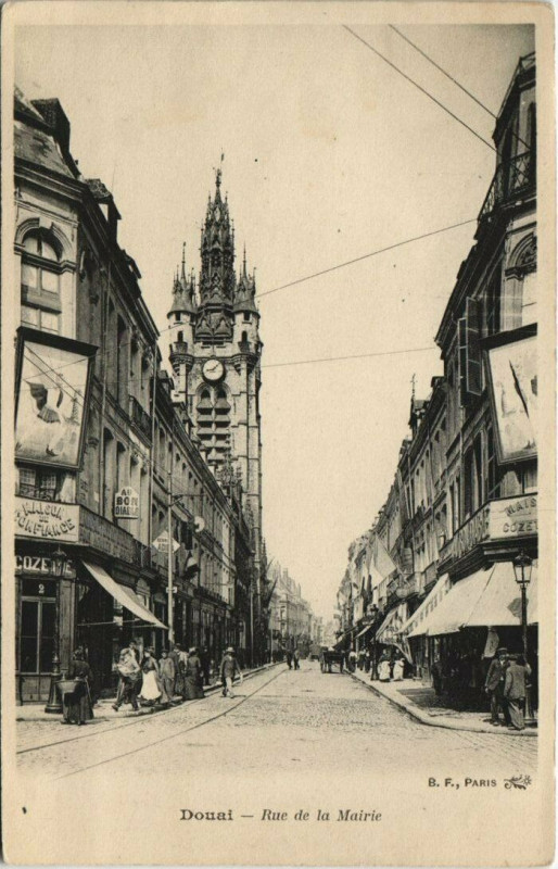 Carte postale ancienne Douai - Rue de la Mairie à Douai