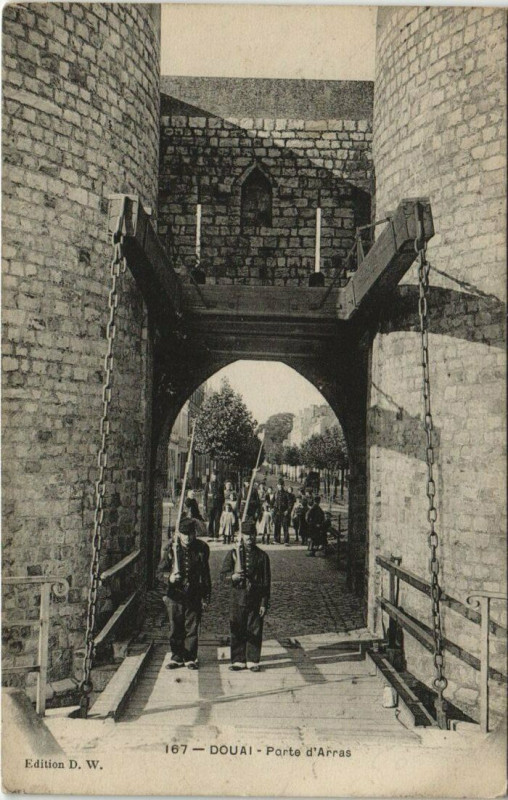 Carte postale ancienne Douai - Porte d'Arras à Douai