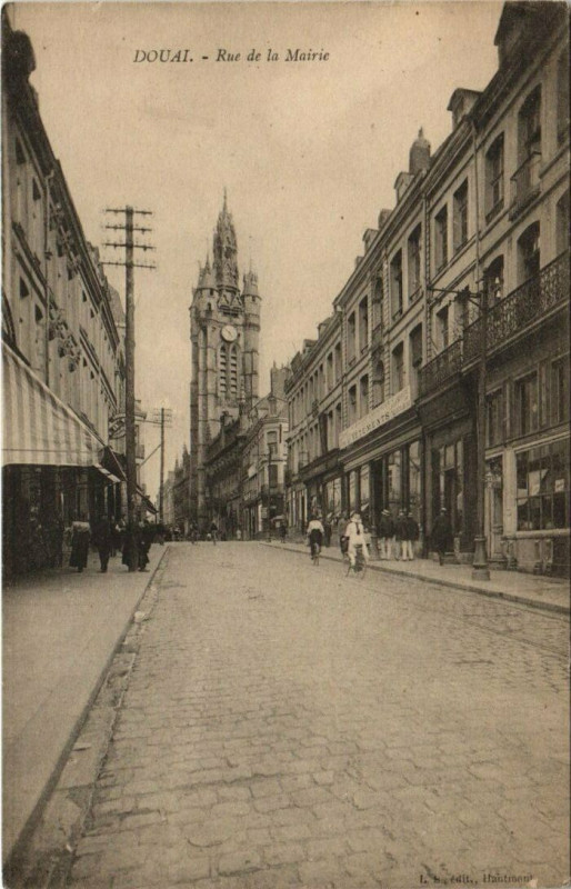 Carte postale ancienne Douai - Rue de la Mairie à Douai