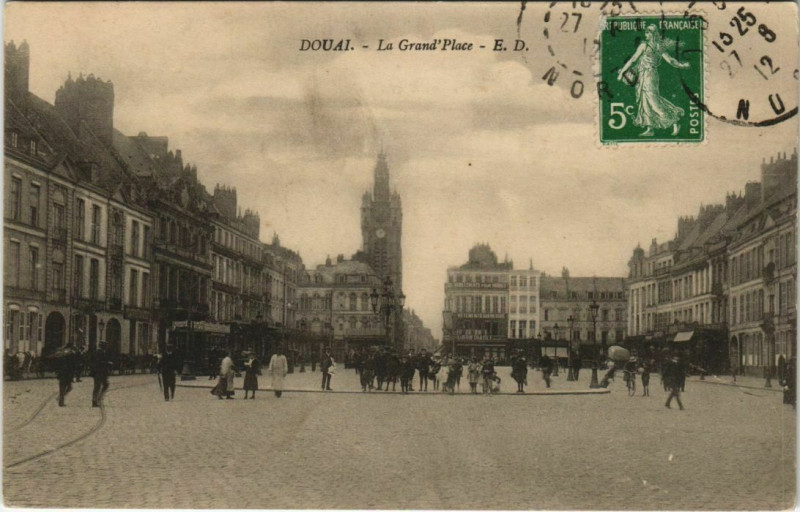 Carte postale ancienne Douai - La Grand Place à Douai