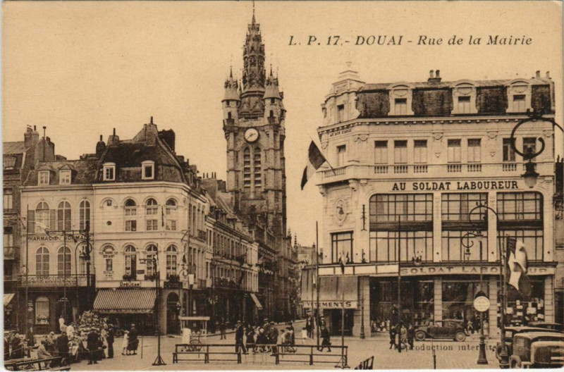 Carte postale ancienne Douai - Rue de la Mairie à Douai