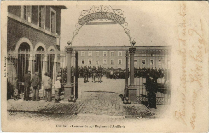 Carte postale ancienne Douai - Caserne du 37 Regiment d'Artillerie à Douai