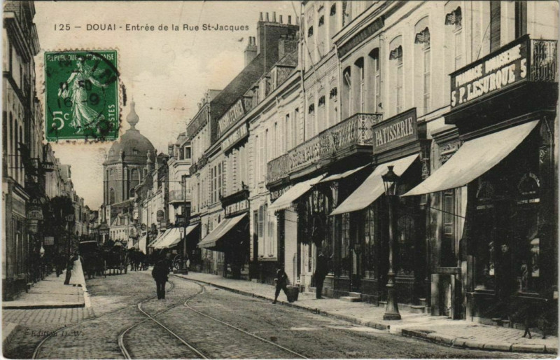 Carte postale ancienne Douai - Entrée de la Rue Saint-Jacques à Douai