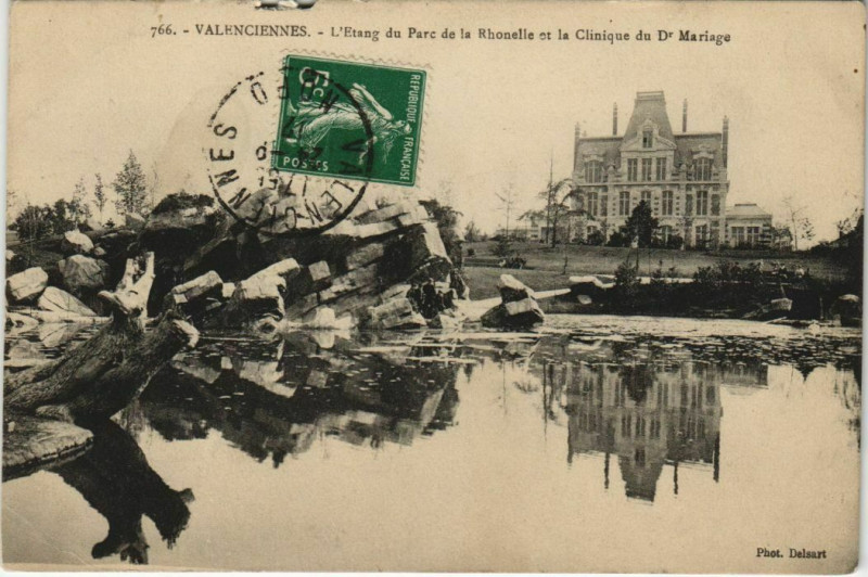 Carte postale ancienne Valenciennes - L'Etang du Parc de la Rhonelle et la Clinique du Dr à Valenciennes