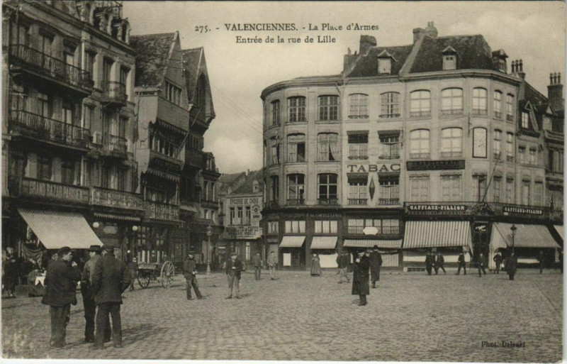 Carte postale ancienne Valenciennes - La Place d'Armes à Valenciennes