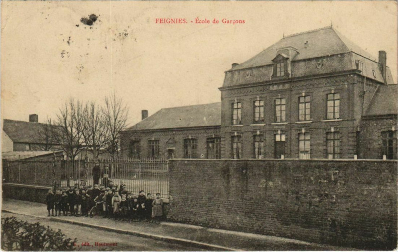 Carte postale ancienne Feignies - Ecole de Garcons à Feignies