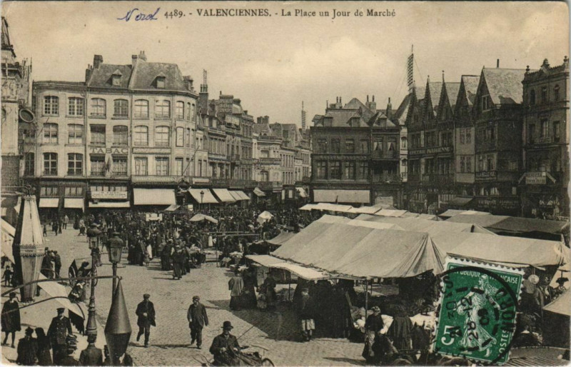 Carte postale ancienne Valenciennes - La Place un Jour de Marche à Valenciennes