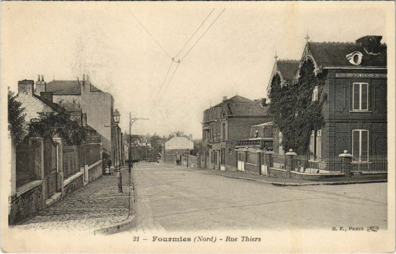 Carte postale ancienne Fourmies - Rue Thiers à Fourmies