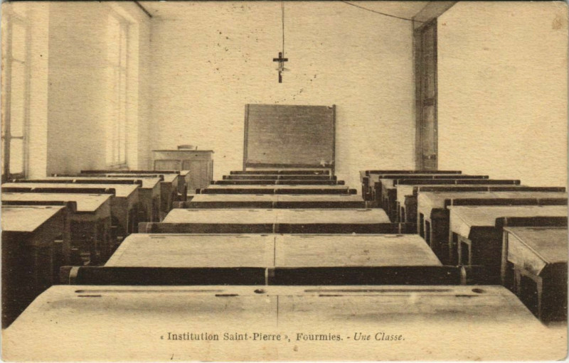 Carte postale ancienne Fourmies Inst. Saint-Pierre une Classe à Fourmies