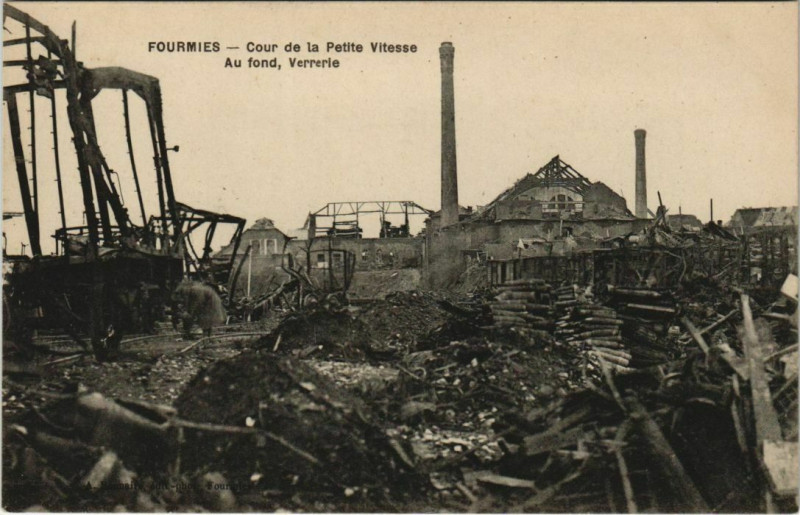 Carte postale ancienne Fourmies - Cour de la Petite à Fourmies