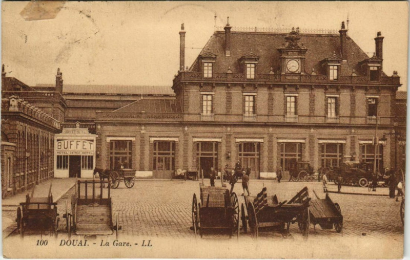 Carte postale ancienne Douai - La Gare à Douai