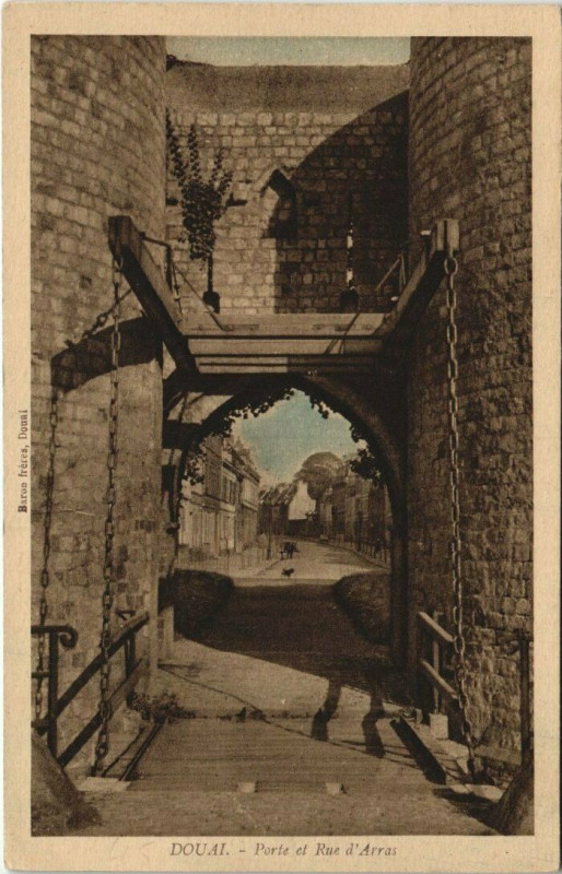 Carte postale ancienne Douai - Porte et rue d'Arras à Douai