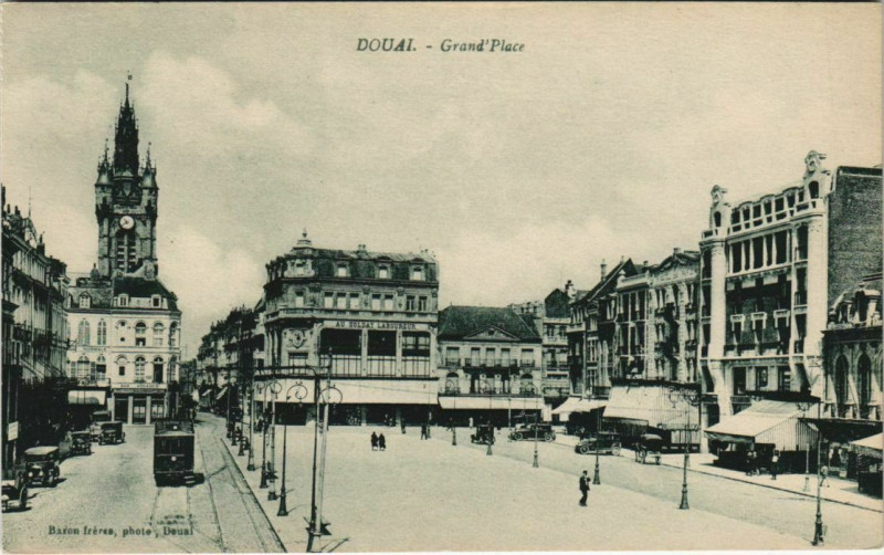 Carte postale ancienne Douai - Grand Place à Douai