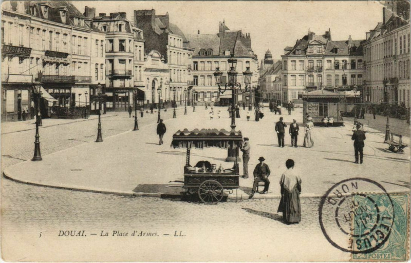 Carte postale ancienne Douai - La Place d'Armes à Douai