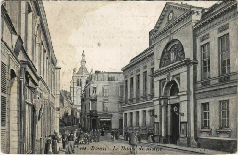 Carte postale ancienne Douai - Le Palais de Justice à Douai