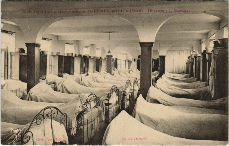 Carte postale ancienne Ecole Superieure Prof. de Fournes pres Lille à Lille