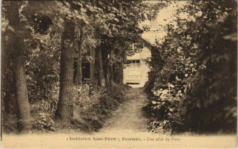 Carte postale ancienne Fourmies - Une allée du Parc à Fourmies