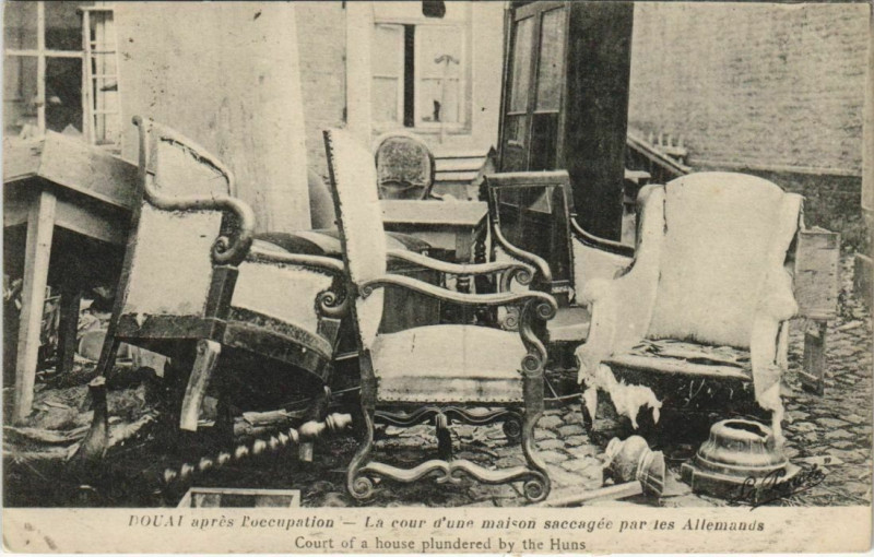 Carte postale ancienne Douai - La cour d'Une maison saccagée à Douai