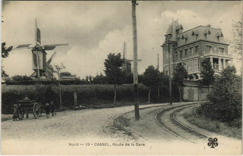 Carte postale ancienne Cassel - Route de la Gare à Cassel