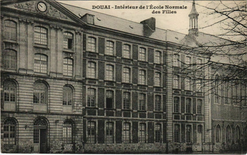 Carte postale ancienne Douai - Interieur de l'Ecole Normale des Filles à Douai