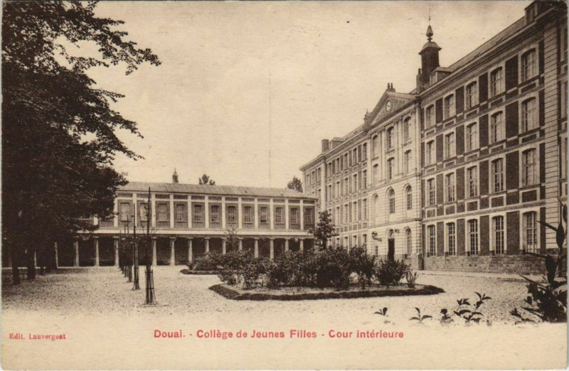 Carte postale ancienne Douai - College de jeunes Filles à Douai