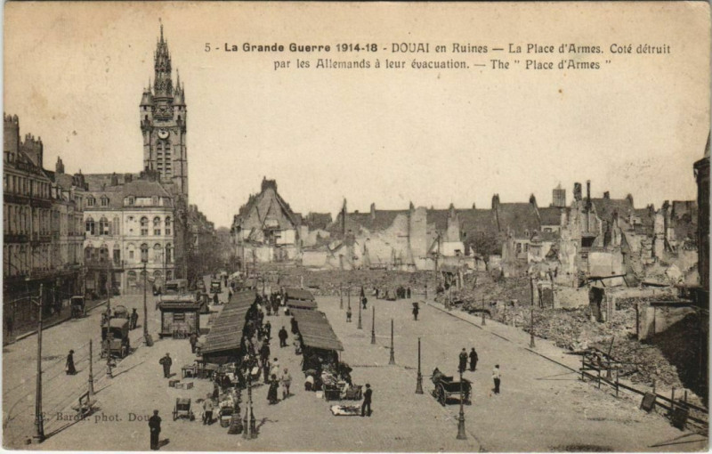 Carte postale ancienne Douai - La Place d'Armes à Douai