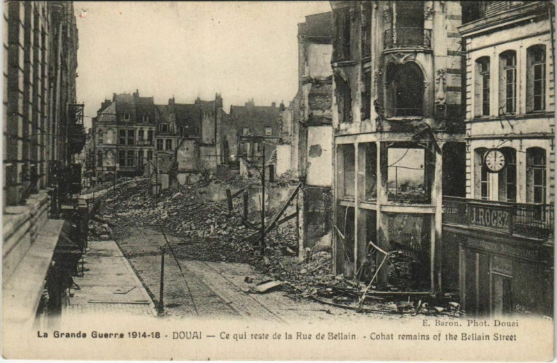 Carte postale ancienne Douai - Ce qui reste de la Rue de Bellain à Douai
