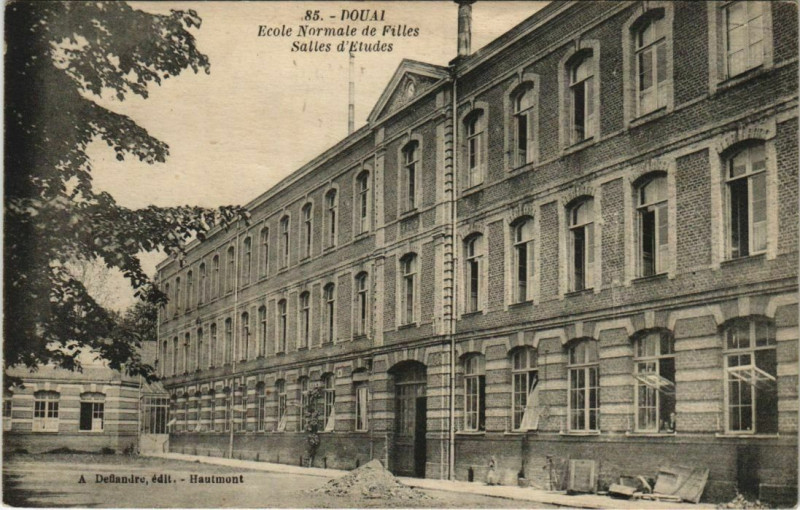 Carte postale ancienne Douai - Ecole Normale de Filles à Douai
