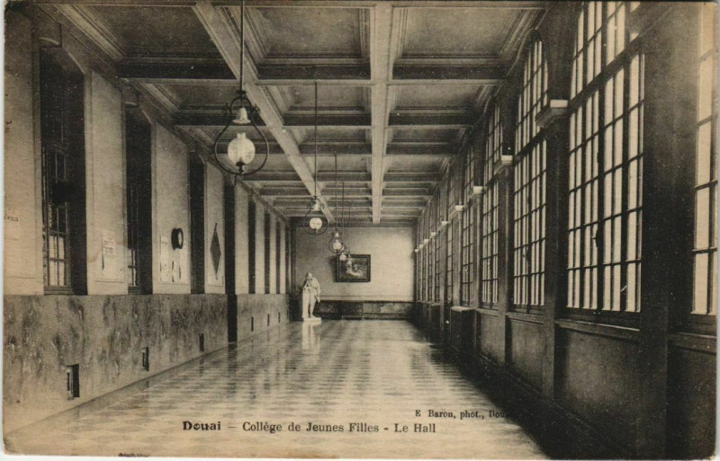 Carte postale ancienne Douai - College de Jeunes Filles à Douai