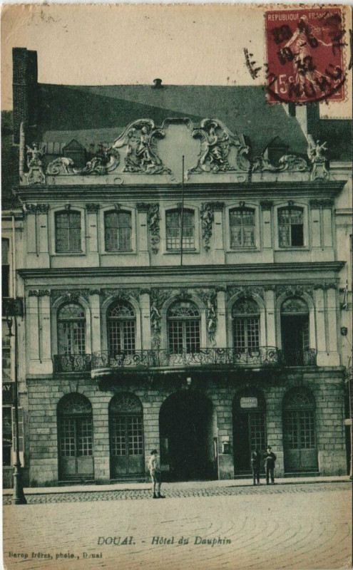 Carte postale ancienne Douai - Hotel du Douphin à Douai
