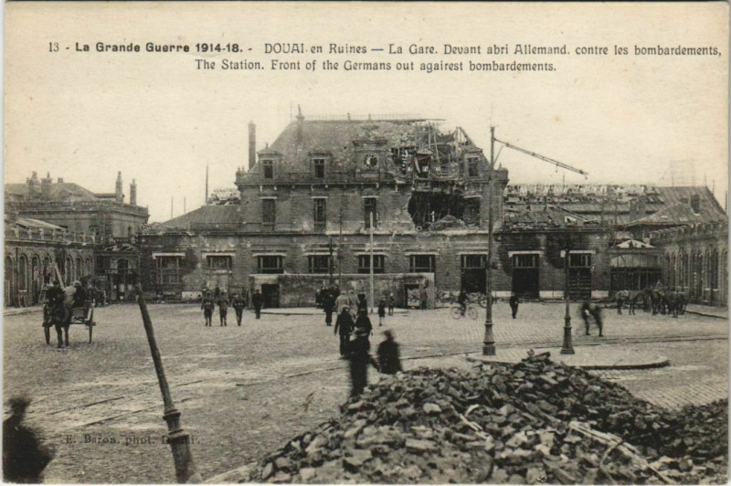Carte postale ancienne Douai - La Gare à Douai