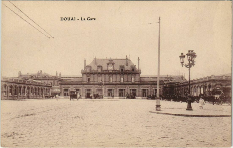 Carte postale ancienne Douai - La Gare à Douai