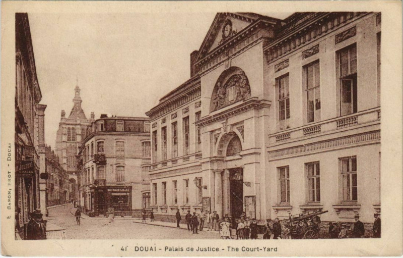 Carte postale ancienne Douai - Palais de Justice à Douai
