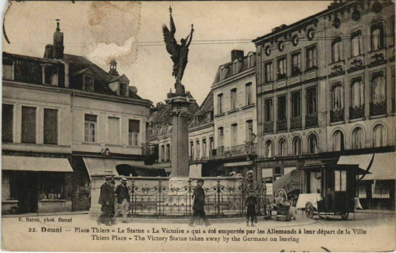 Carte postale ancienne Douai - Place Thiers à Douai