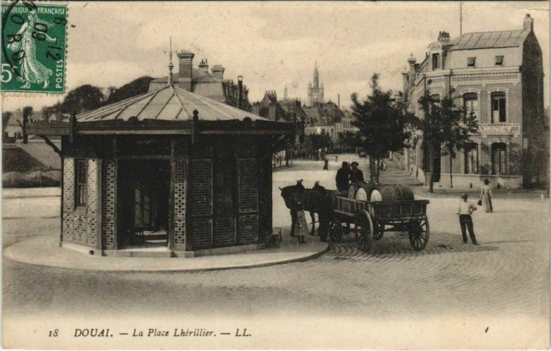 Carte postale ancienne Douai - La Place Lherillier à Douai