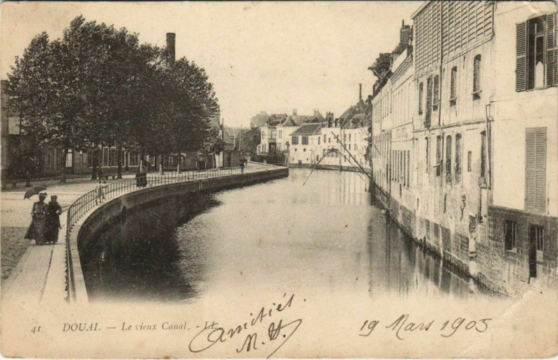 Carte postale ancienne Douai - Le Vieux Canal à Douai