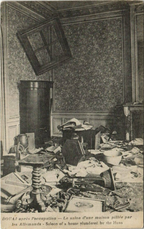 Carte postale ancienne Douai - Le salon d'Une à Douai