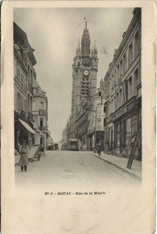 Carte postale ancienne Douai - Rue de la Mairie à Douai