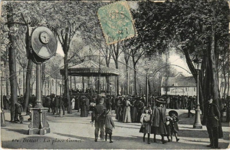 Carte postale ancienne Douai - La Place Carnot à Douai