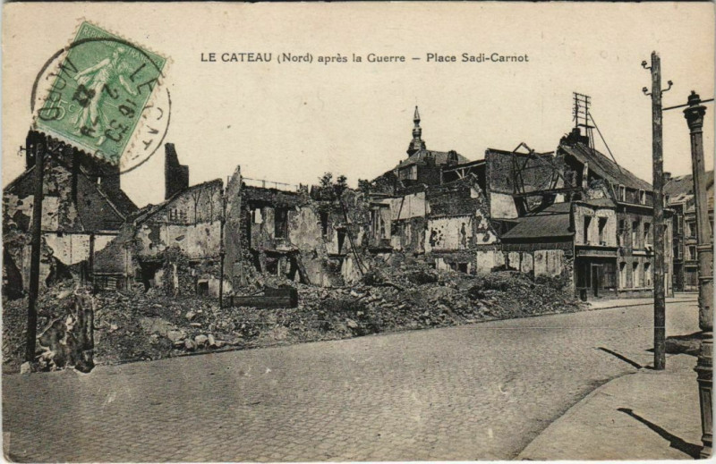 Carte postale ancienne Le Cateau - Place Sadi Carnot
