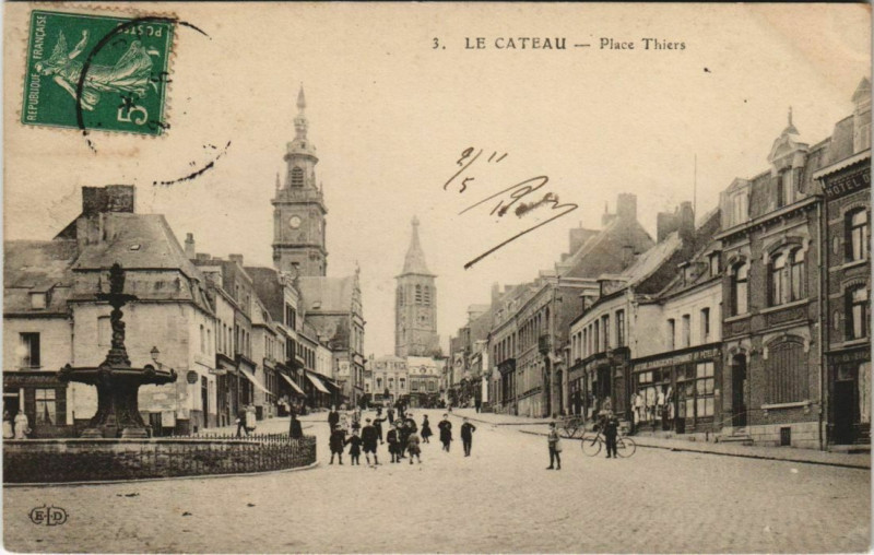 Carte postale ancienne Le Cateau - Place Thiers