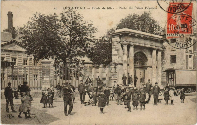 Carte postale ancienne Le Cateau - Ecole de filles