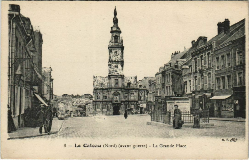 Carte postale ancienne Le Cateau - La Grande Place