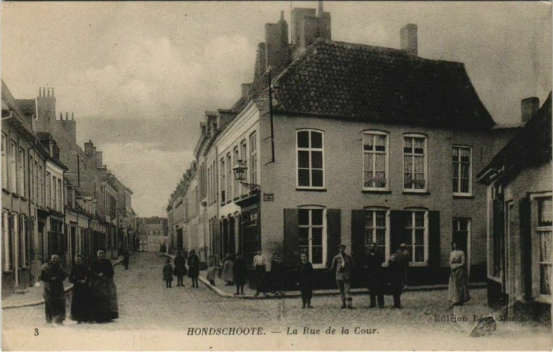 Carte postale ancienne Hondschoote - La Rue de la Cour à Hondschoote
