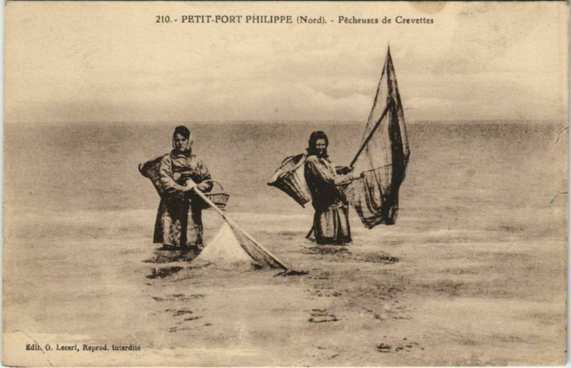 Carte postale ancienne Petite Fort Philippe - Pecheuses de Crevettes